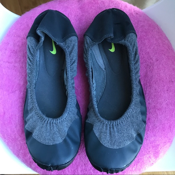 nike yoga flats